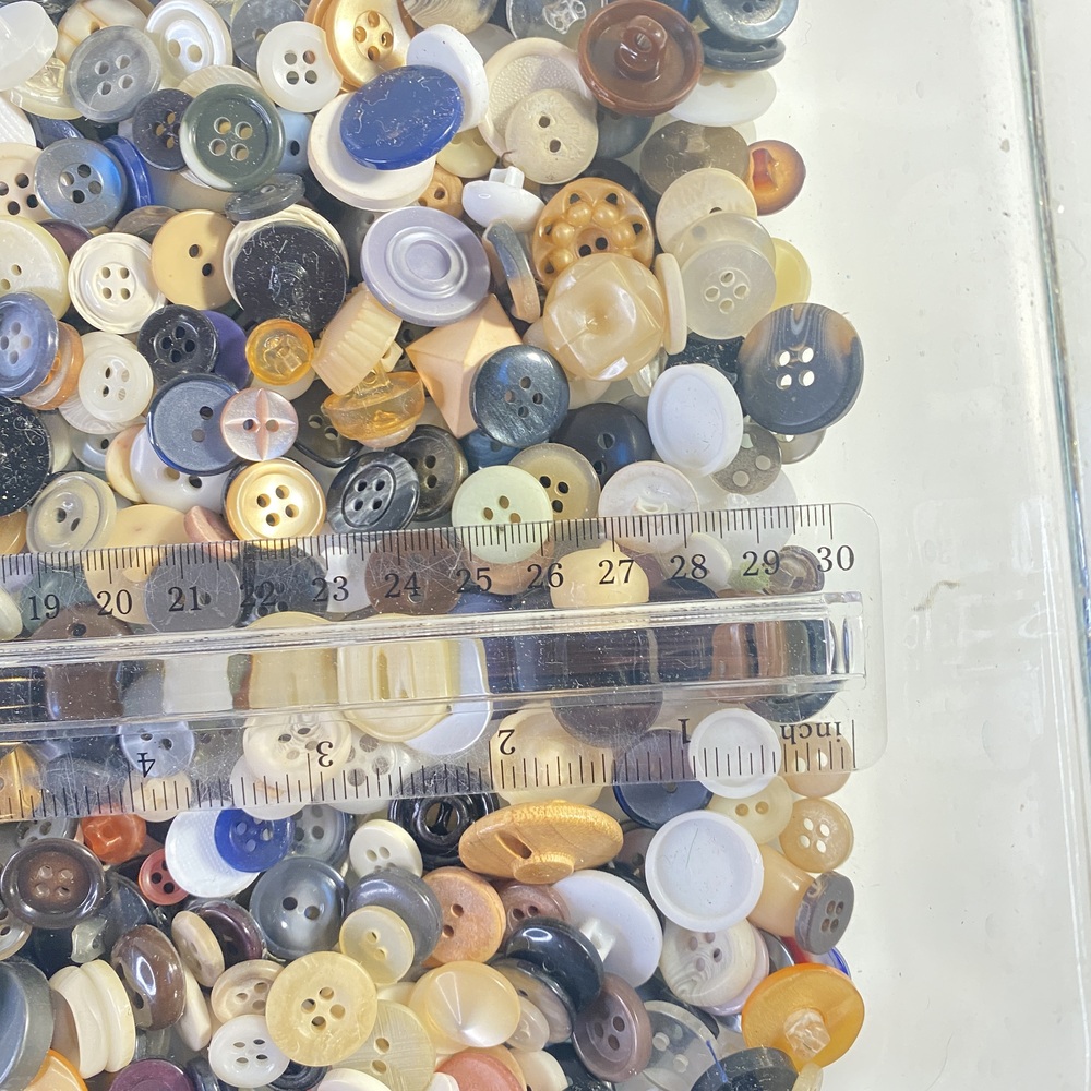 Vintage Assorted Vintage Buttons in Various Colors - Picture 13 of 16